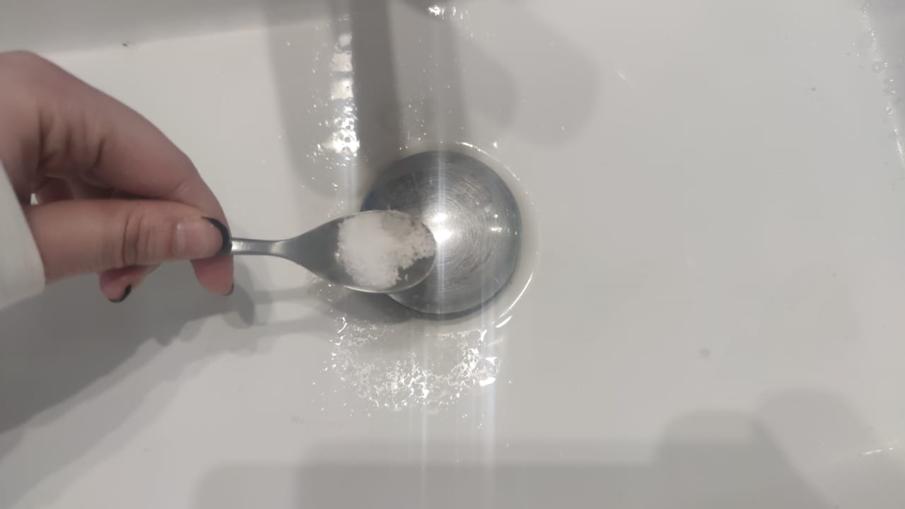 Cómo perfumar el baño en 3 segundos con el método de la cuchara: resultados inmediatos