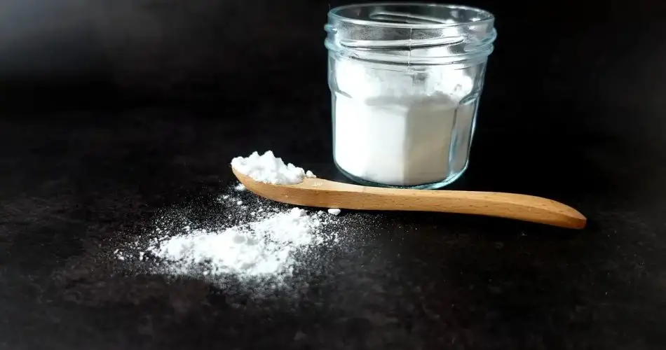 El ingrediente comúnmente usado que aleja las plagas de las plantas y elimina las malas hierbas