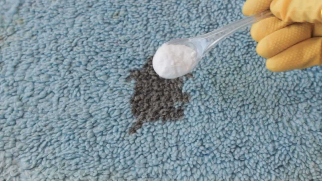 Elimina todas las manchas de la alfombra, no malgastes dinero en detergente – úsalo