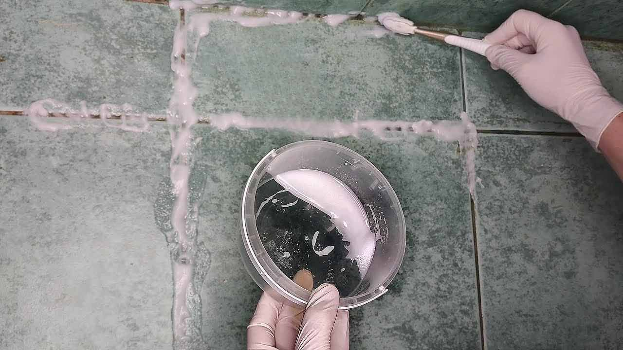 Este compuesto natural devolverá el blanco a las juntas negras entre los azulejos.