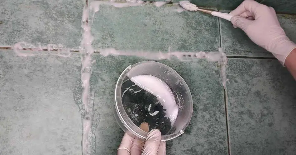 Este compuesto natural volverá a blanquear las juntas negras entre las baldosas