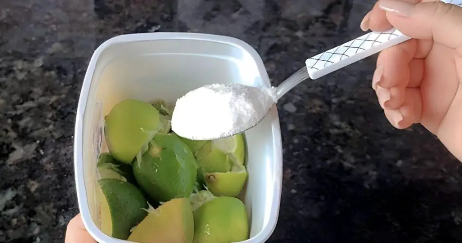 Lo que sucede después de combinar bicarbonato de sodio y cáscaras de limón es inesperado