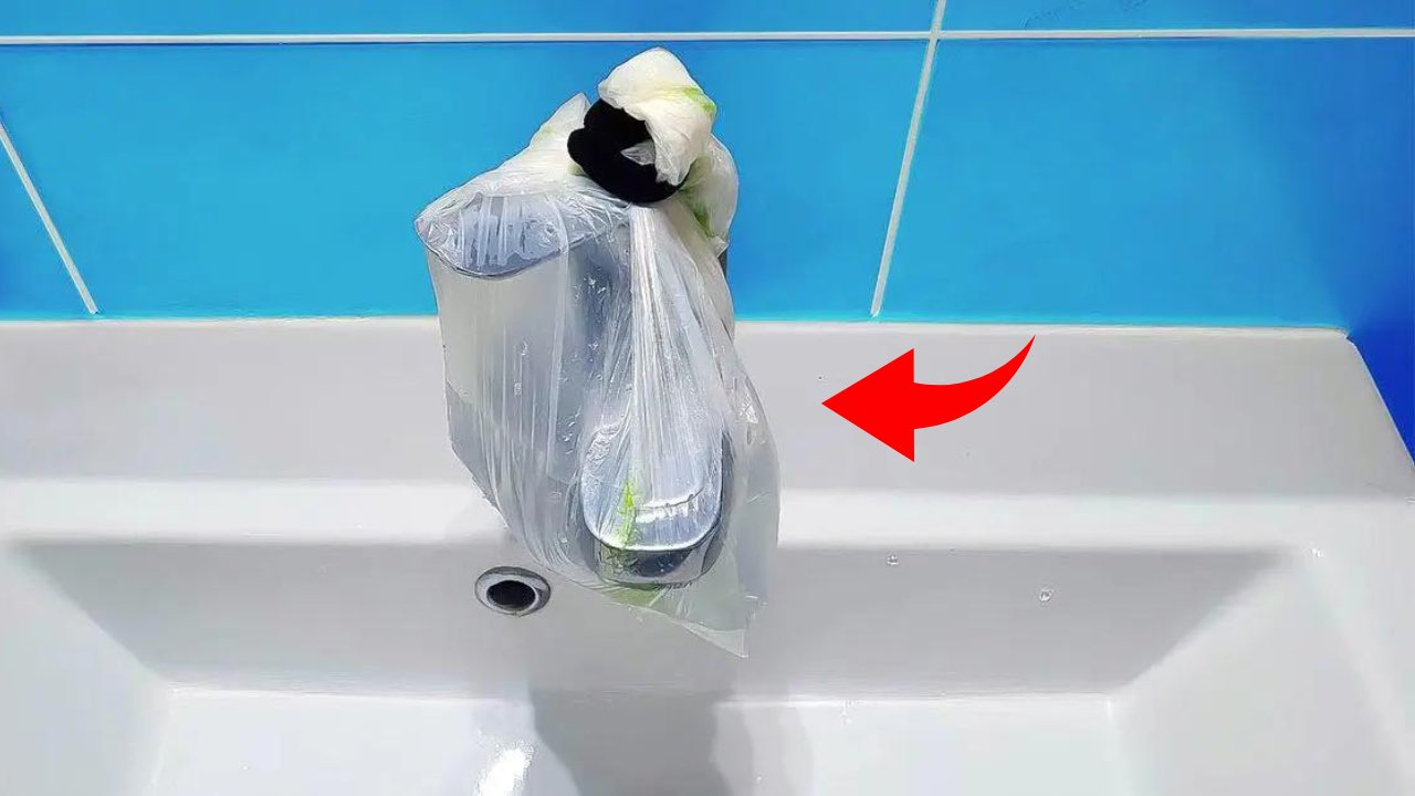 Pon una bolsa en el grifo del baño, muchas personas lo hacen: esta es la razón