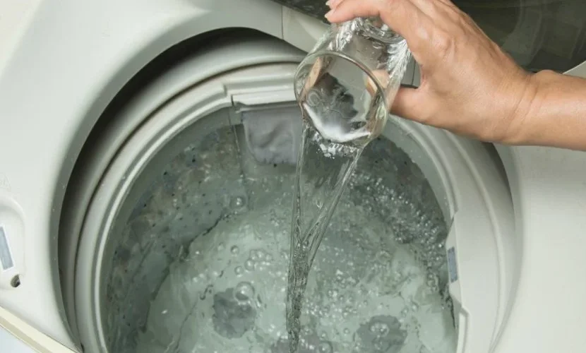 Por eso, con medio vaso de vinagre en tu lavado puedes prescindir de detergente y suavizante