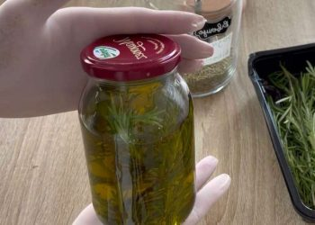 Romero con aceite en frasco: una preparación maravillosa que te sorprenderá