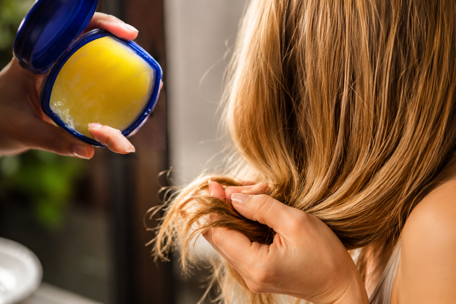 Aplicar vaselina en el cabello para una melena fuerte y saludable