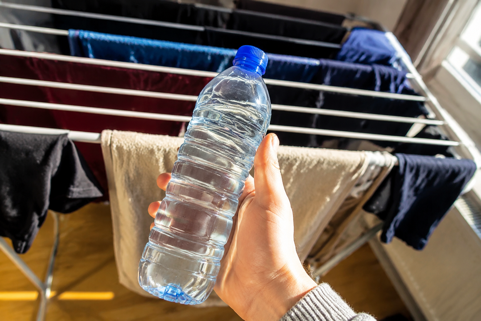 El truco de la botella de agua que reduce un 50 % el tiempo de secado de la ropa en casa