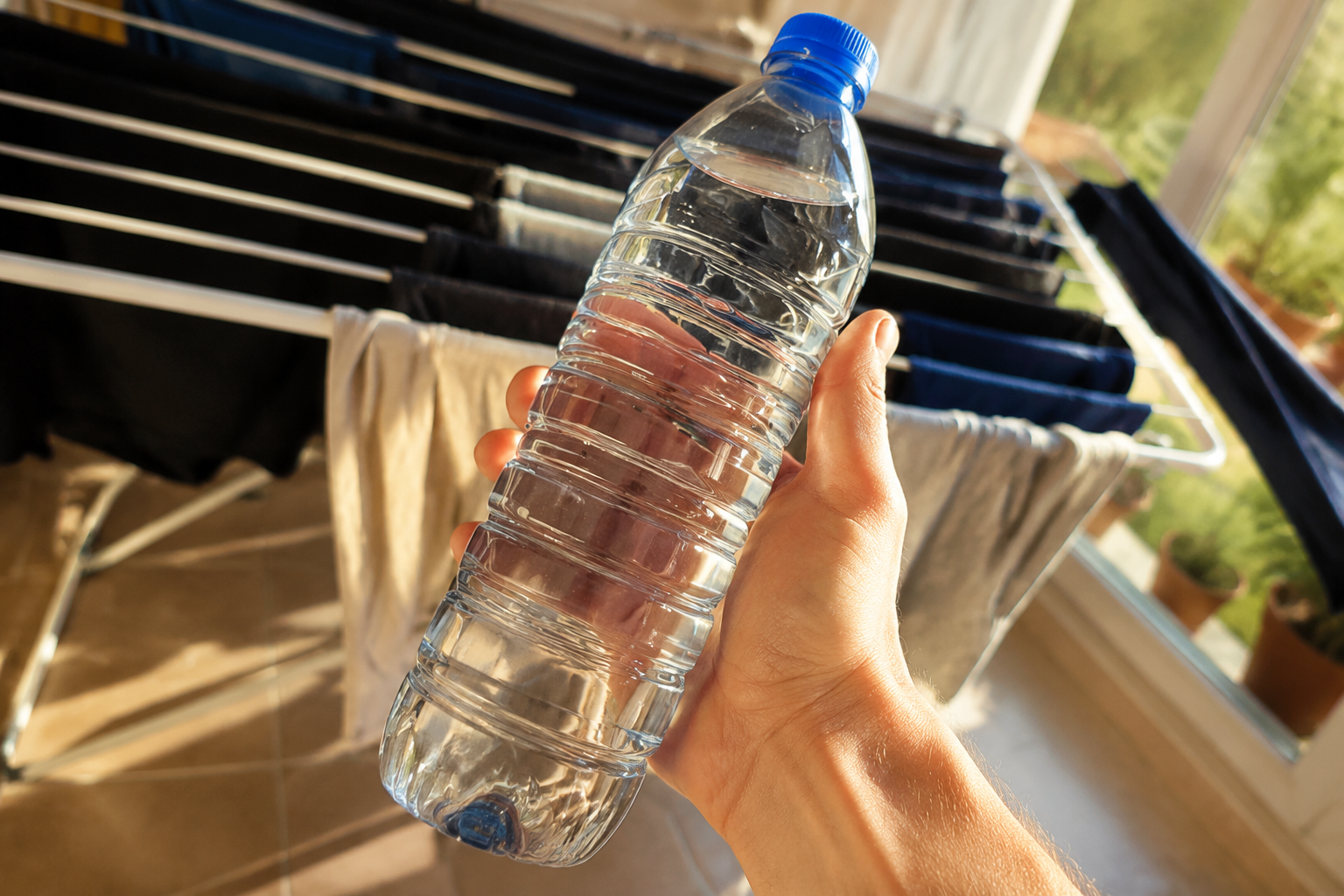 El truco de la botella de agua que reduce un 50 % el tiempo de secado de la ropa en casa