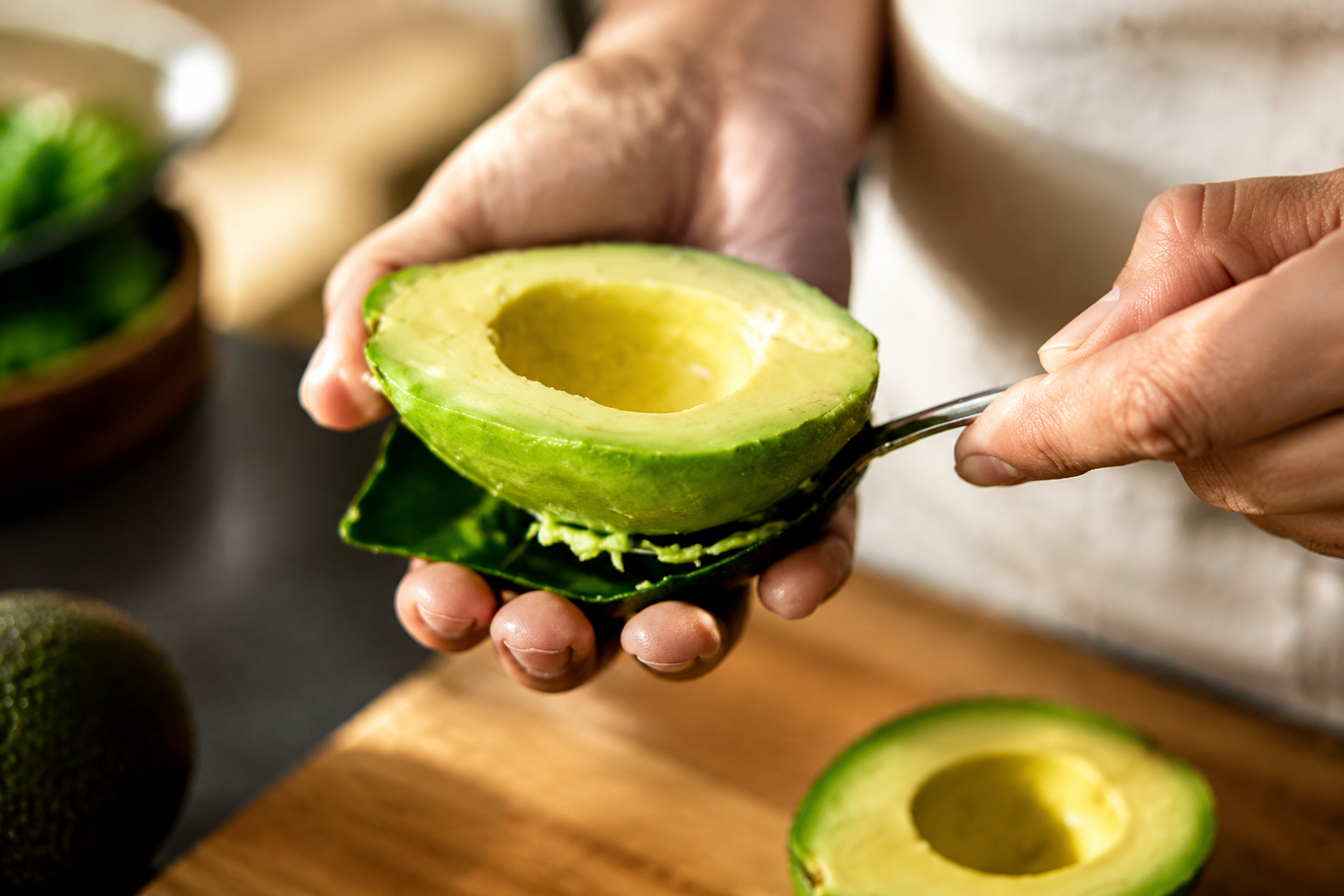 El truco infalible para madurar un aguacate en 2 minutos