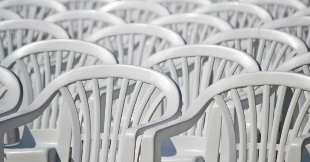 Cómo limpiar una silla de plástico blanca, incluso la más sucia