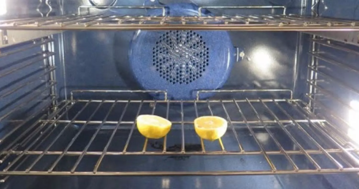 El secreto que las amas de casa conocen pero no cuentan: por qué deberías poner un limón cortado por la mitad en el horno
