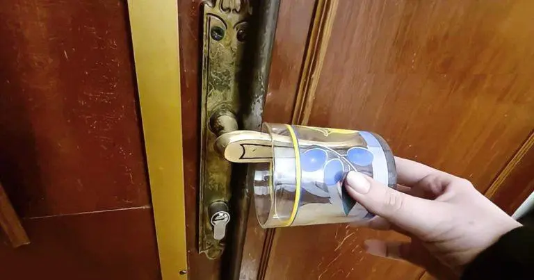 Habitación de hotel: ¿cómo protegerla con un vaso de agua?