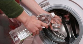 Limpia a fondo la lavadora para evitar que queden pelusas en la ropa: 3 trucos sencillos