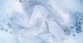 Potente detergente casero para lavar ropa blanca y que parezca nueva