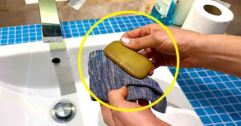 ¿Cómo perfumar el baño con jabón y calcetín?