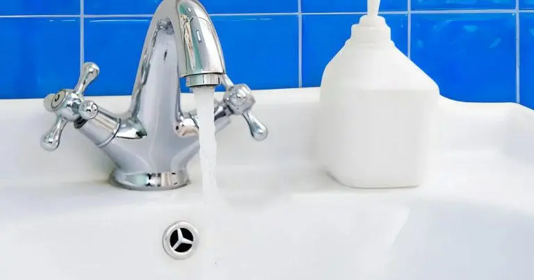 ¿Para qué sirve el segundo agujero en el lavabo del baño?