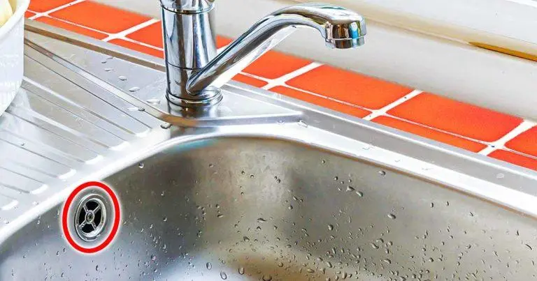 ¿Para qué sirve el segundo orificio en el lavabo?