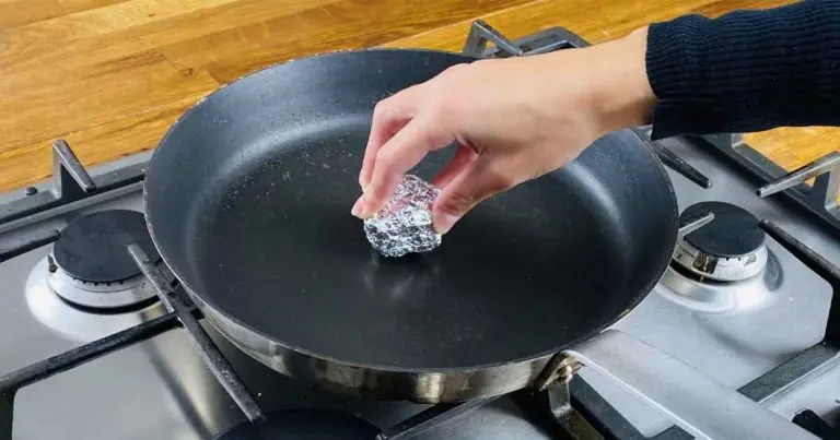 ¿Por qué es inteligente frotar una bolita de papel de aluminio en la sartén?