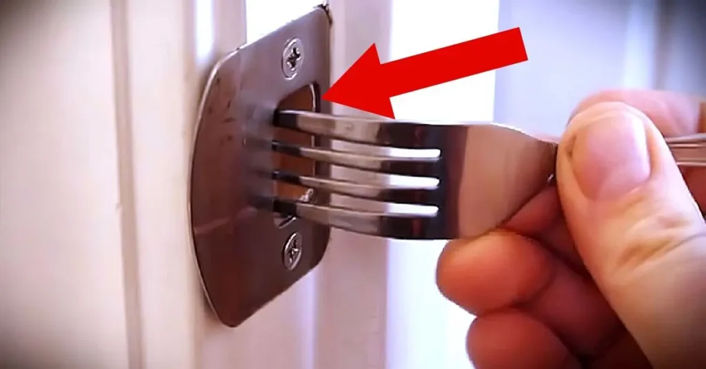 ¿Por qué es necesario poner un tenedor en la cerradura para la seguridad del hogar?