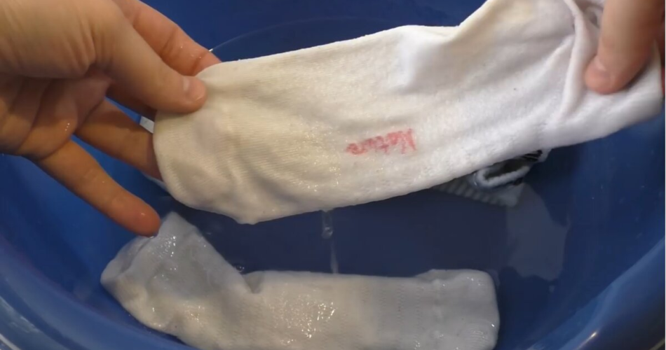 Calcetines blancos que brillan como nuevos: formas inesperadamente fáciles y efectivas de eliminar manchas, suciedad y amarillamientos
