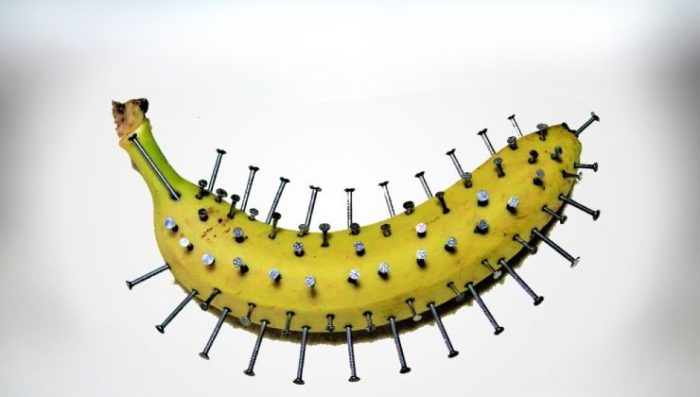 Clava clavos en un plátano, increíble cómo pasan solo 10 minutos