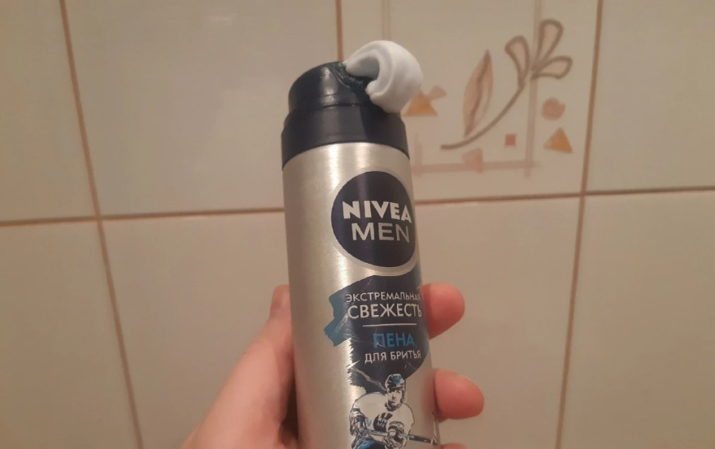 He esparcido espuma de afeitar en el espejo del baño para evitar que se empañe. Y 5 métodos efectivos para elegir