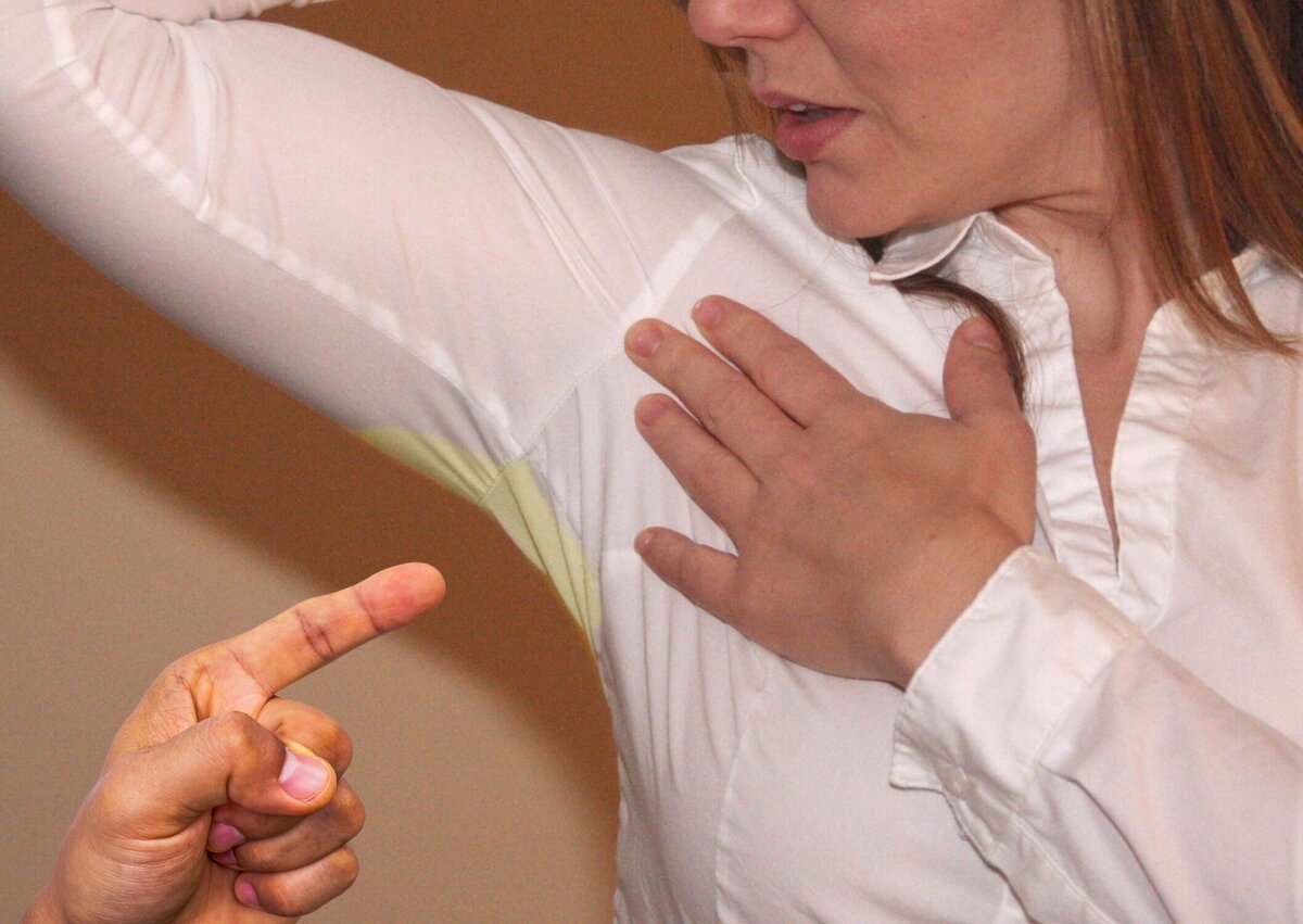 Las manchas amarillas de sudor en la ropa ya no son un problema para mí. 2 consejos simples y efectivos para ropa blanca como la nieve