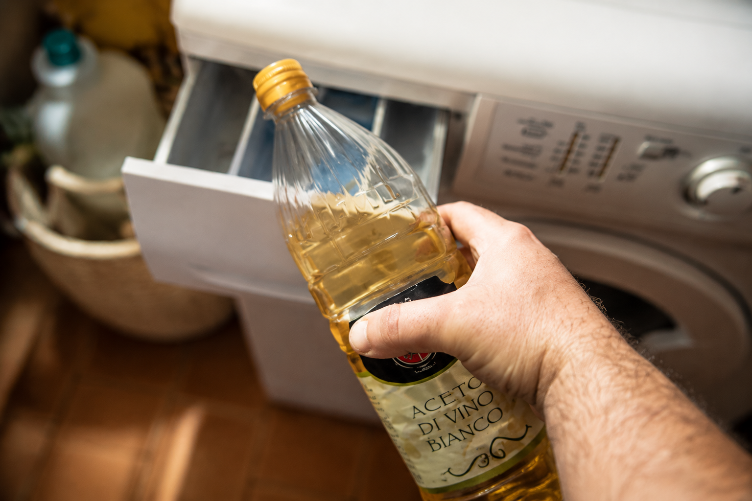 El vinagre puede reemplazar 5 productos de limpieza que creías indispensables: descubre cómo