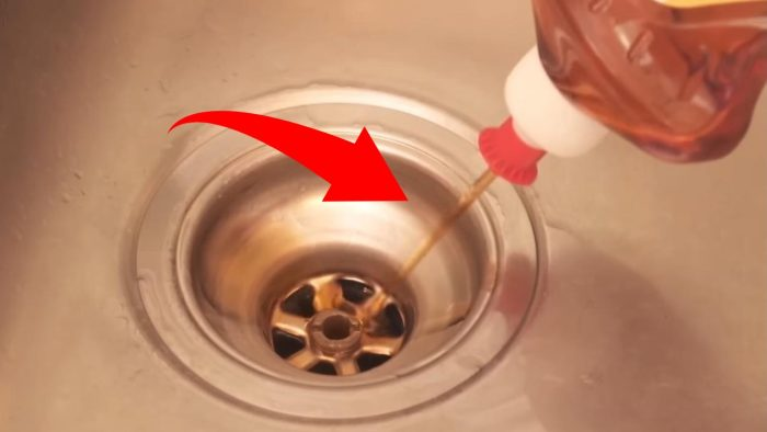 Detergente para platos en el fregadero, el secreto del fontanero: por qué deberías hacerlo
