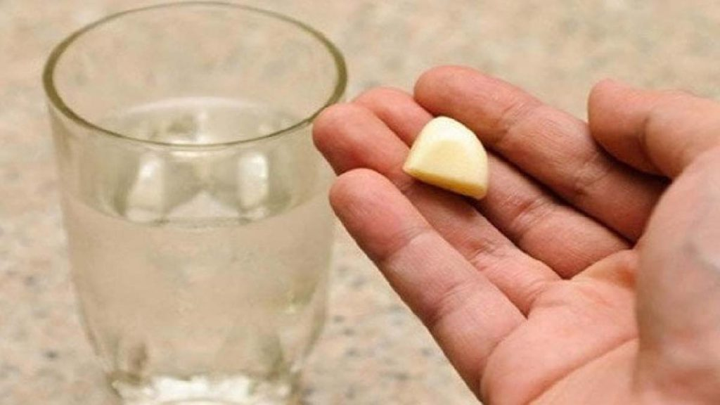 El consejo del día del explorador: ¿qué pasa si pones un diente de ajo en el agua?