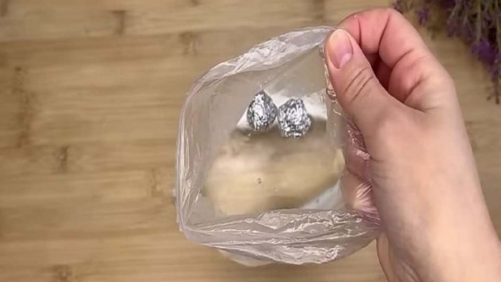 El consejo del día del explorador: ¿qué pasa si pones una hoja de papel de aluminio en una bolsa llena de agua?