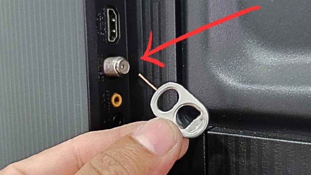 El truco inteligente del día: ¿qué pasa cuando insertas una tarjeta en la TV?
