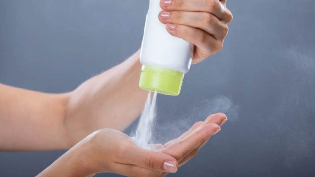 El truco secreto del talco para hacer brillar el suelo