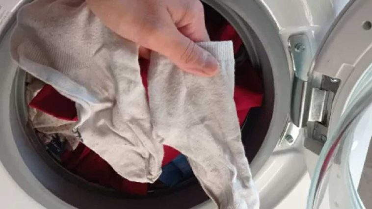 Haciéndolo en la lavadora, tus calcetines ennegrecidos volverán a ser blancos