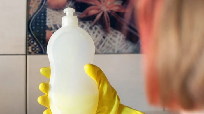Hago el detergente para platos con solo 2 ingredientes, ¡super desengrasante y mucha espuma!