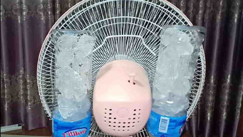 Haz como todos los demás y no olvides poner 2 botellas de plástico en el ventilador este verano
