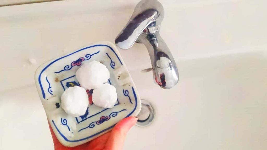 Haz fácilmente bolitas antiolor para eliminar el olor a estiércol en el baño