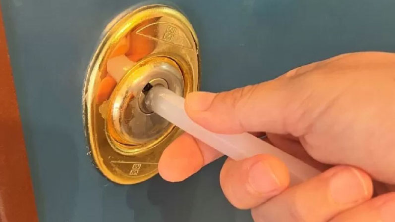 Introduce un tubo de pegamento caliente en la cerradura y te sorprenderá el resultado