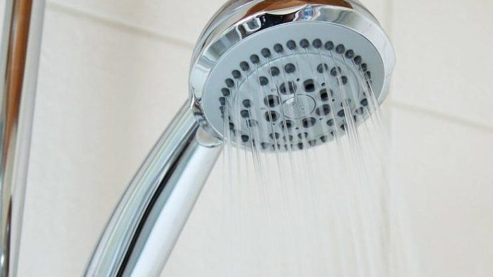 La cal brillante bajo la ducha: solo un spray de este aliado natural