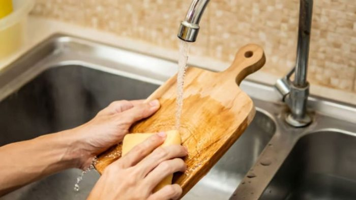 La tabla de cortar más sucia del baño, llena de bacterias: solo si la lavas así las matas todas