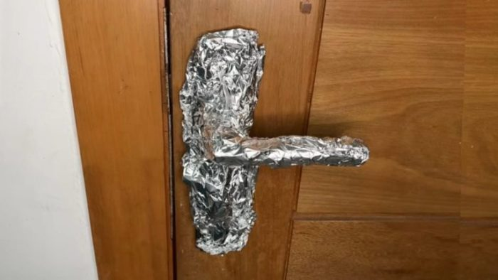 Papel aluminio en la manija de la puerta: por qué tantas personas lo hacen