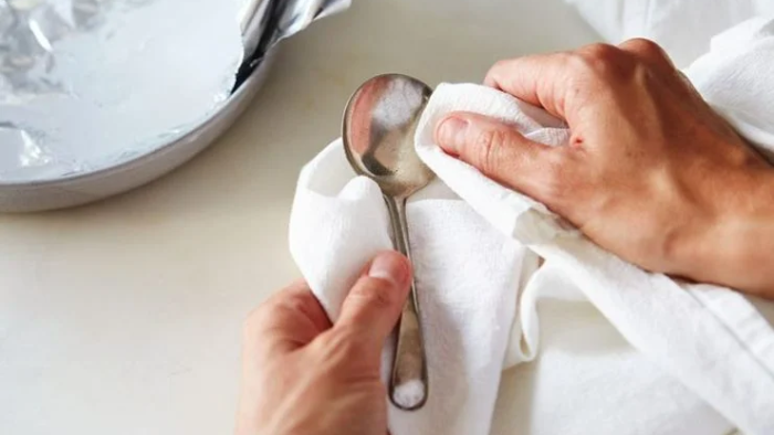 Pon 2 cucharadas en el agua oxigenada y tu plata quedará como nueva!