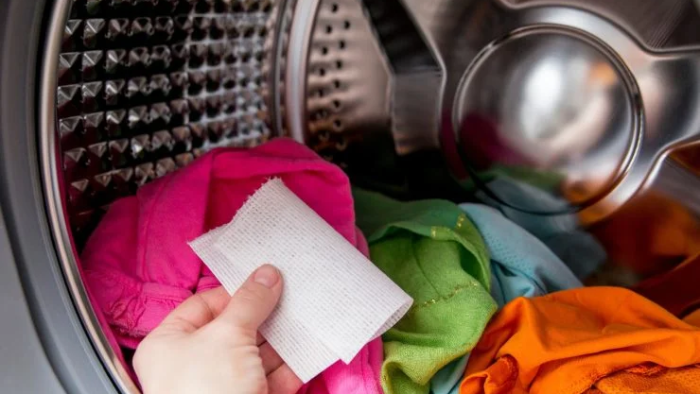 Sábanas de colores vivos para el lavado casero: ¡prepáralas tú mismo, sin ningún costo!