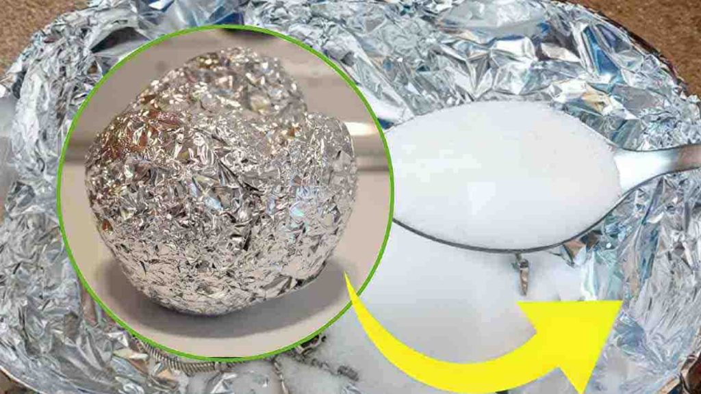 Ten siempre en casa sal gruesa y papel de aluminio: siempre te serán útiles, sobre todo para resolver este problema doméstico
