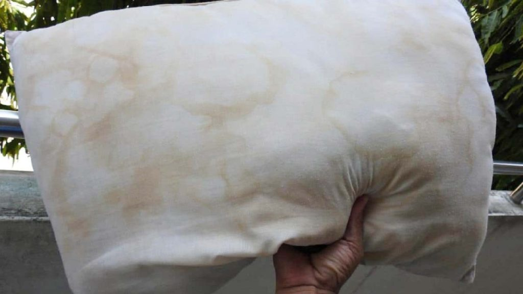 Verano y sudor: ¿cómo quitar las manchas de sudor de los cojines?