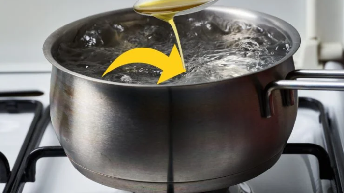¡Echa el aceite en el agua hirviendo! El método que te sorprenderá. Descubre por qué