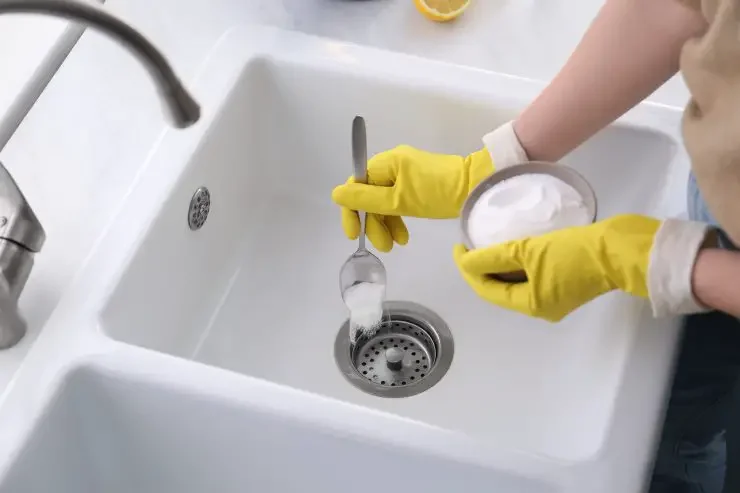 ¿El desagüe de tu lavabo huele mal? ¡Prueba este consejo! SIN productos químicos y olerá a limpio.
