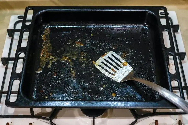 ¿Fuente de horno sucia? ¡Con este truco estará como nueva!