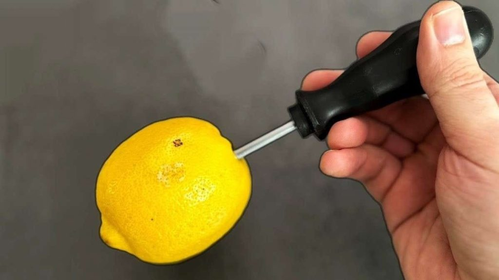 ¿Por qué debes meter un destornillador en el limón?