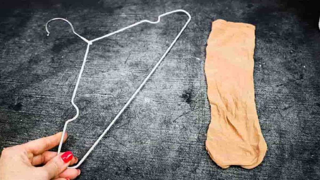 ¿Qué puedes hacer con una percha y un calcetín?